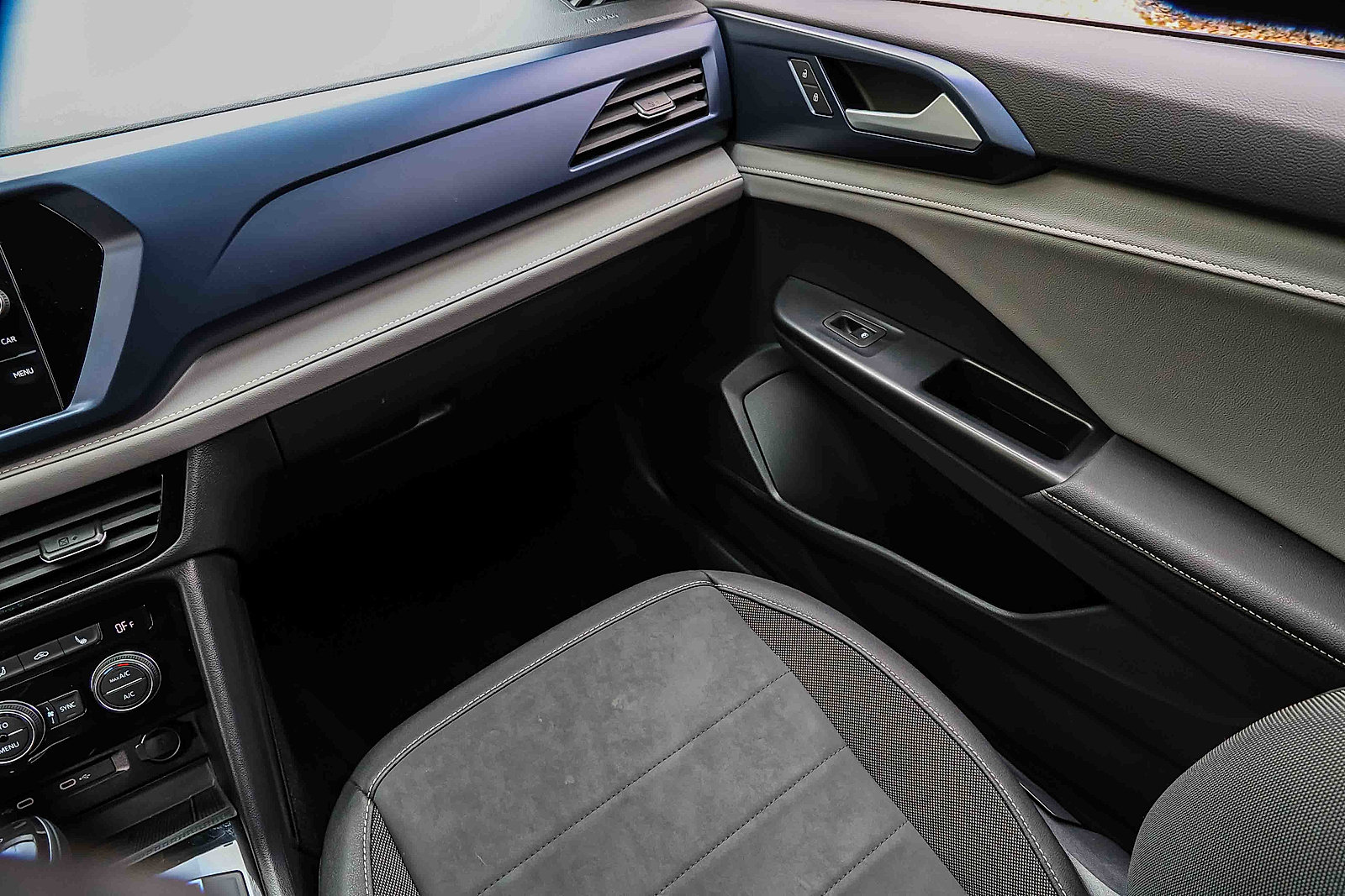 Used 2024 Volkswagen Taos SE image 18