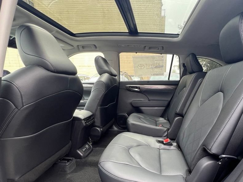 New 2026 Toyota Highlander Platinum AWD/4WD image 14