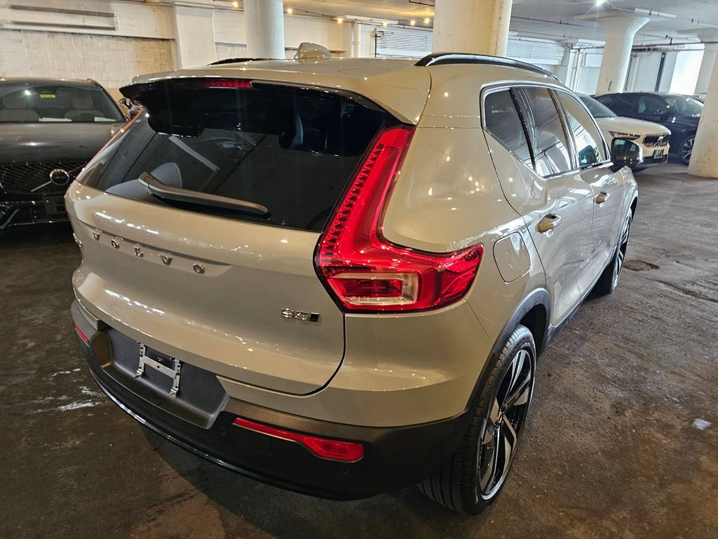 Certified 2024 Volvo XC40 B5 Plus w/ Protection Package Premier AWD/4WD image 4