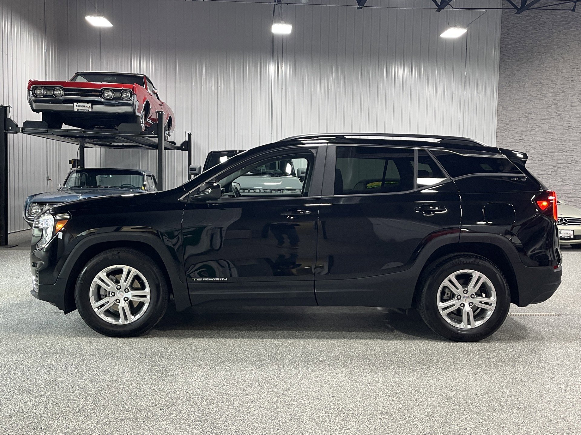 Certified 2022 GMC Terrain SLE w/ Driver Convenience Package image 2