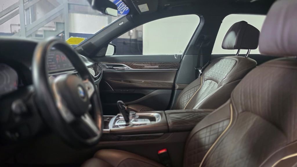 Used 2021 BMW 750i xDrive w/ Luxury Rear Seating Package image 16