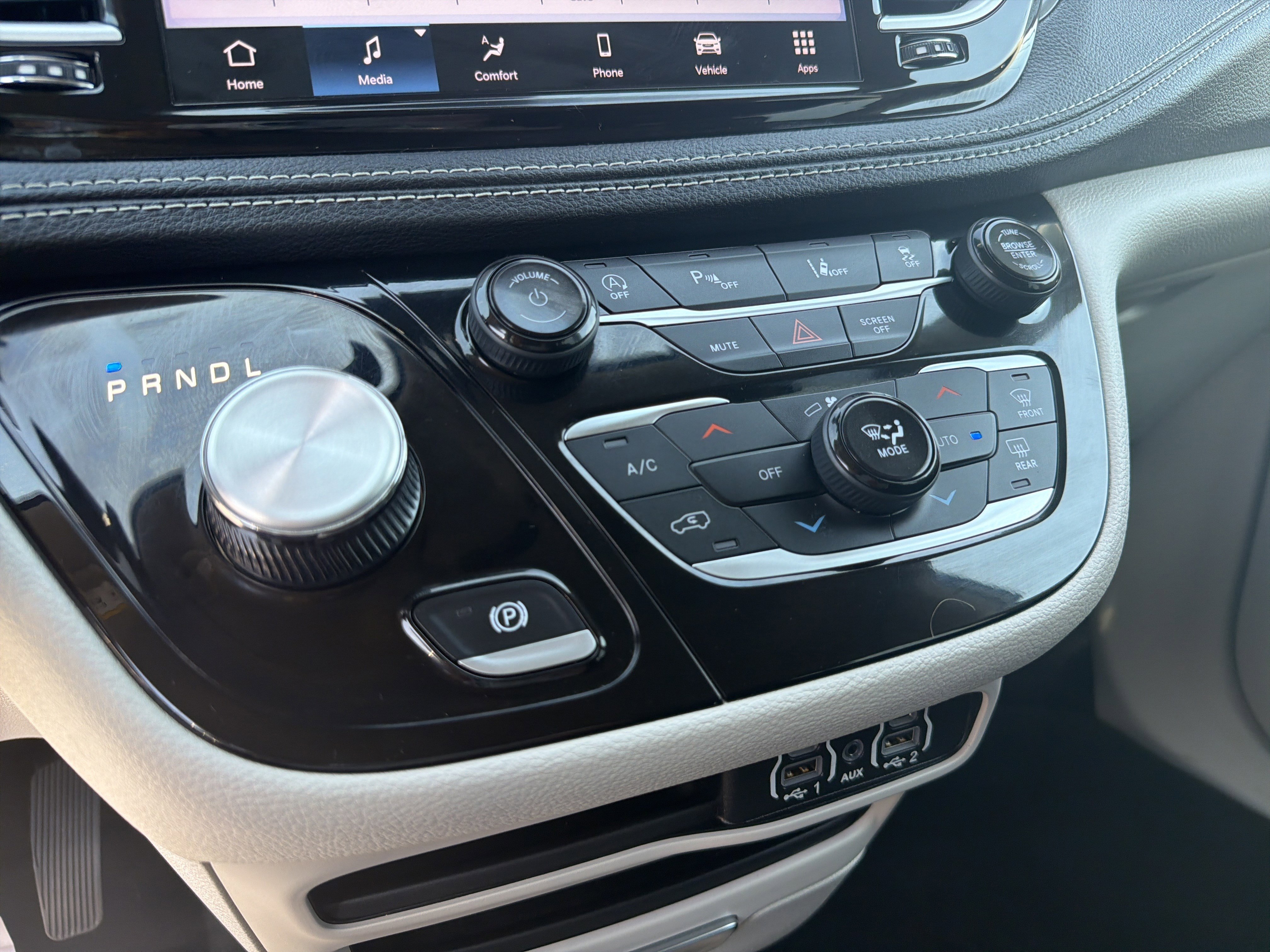 Used 2023 Chrysler Pacifica Touring-L image 18