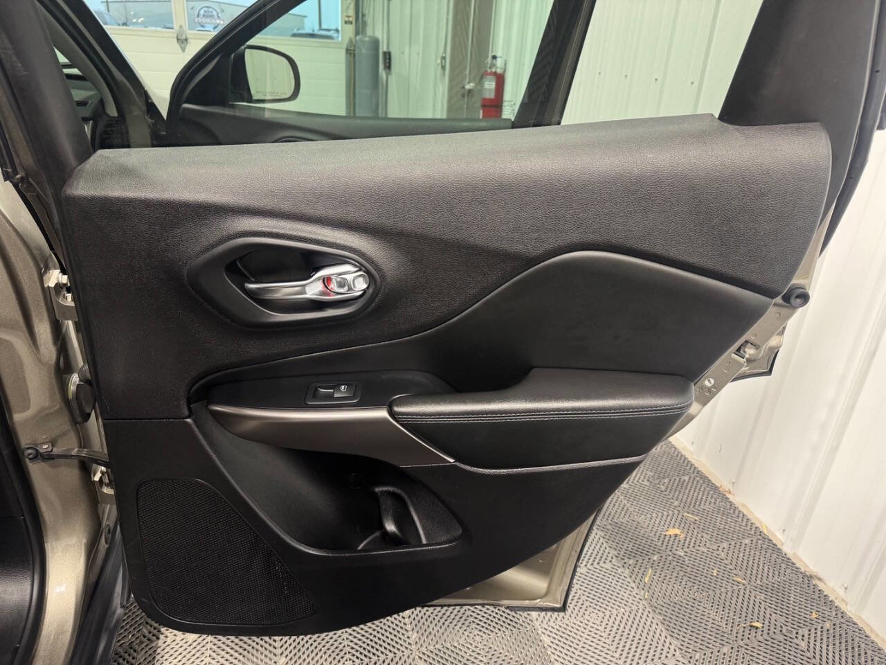 Used 2019 Jeep Cherokee Latitude w/ Cold Weather Group image 21