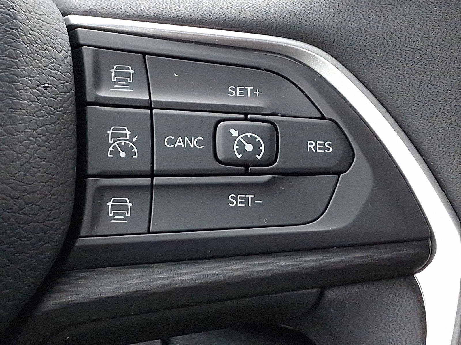 Used 2023 Jeep Grand Cherokee L Altitude AWD/4WD image 24