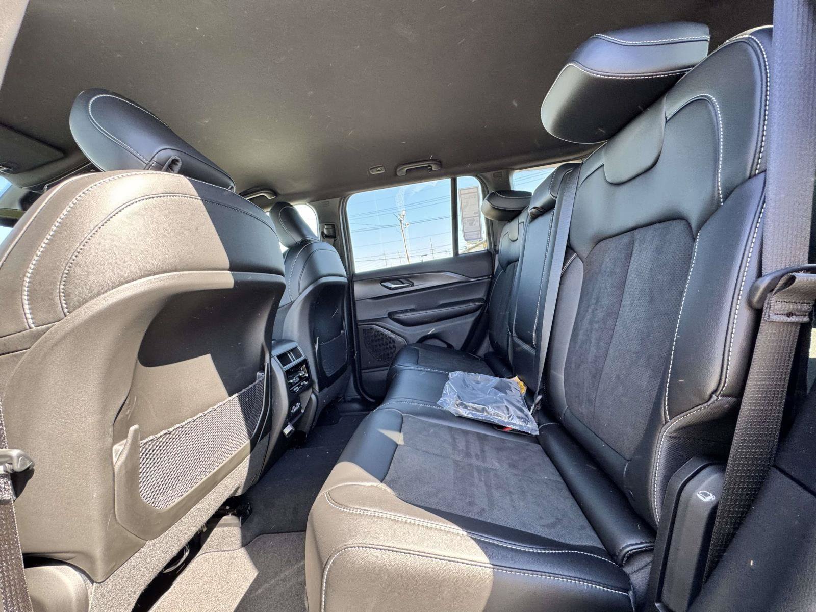 New 2025 Jeep Grand Cherokee Altitude AWD/4WD image 17