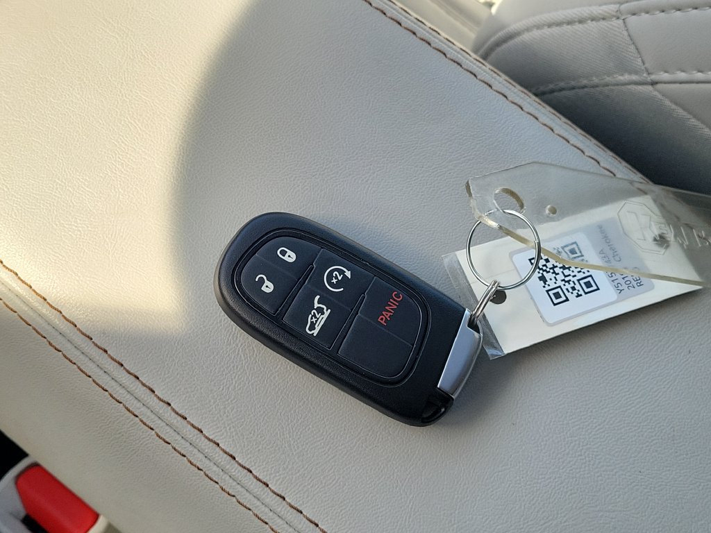 Used 2019 Jeep Cherokee Overland w/ Technology Group AWD/4WD image 34