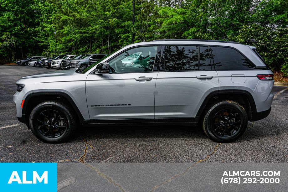 Used 2025 Jeep Grand Cherokee Altitude AWD/4WD image 6