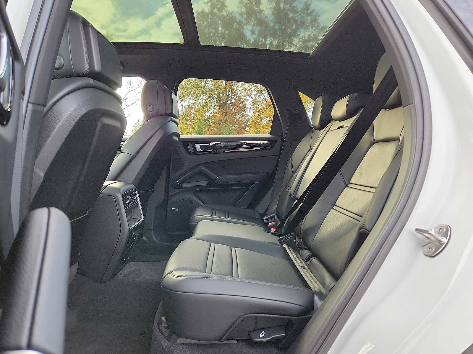 Used 2022 Porsche Cayenne Platinum Edition image 10