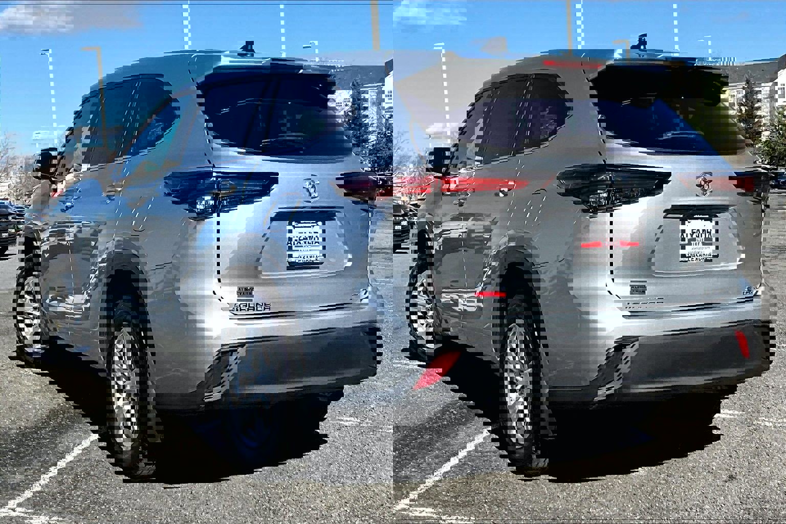 Used 2024 Toyota Highlander LE image 11