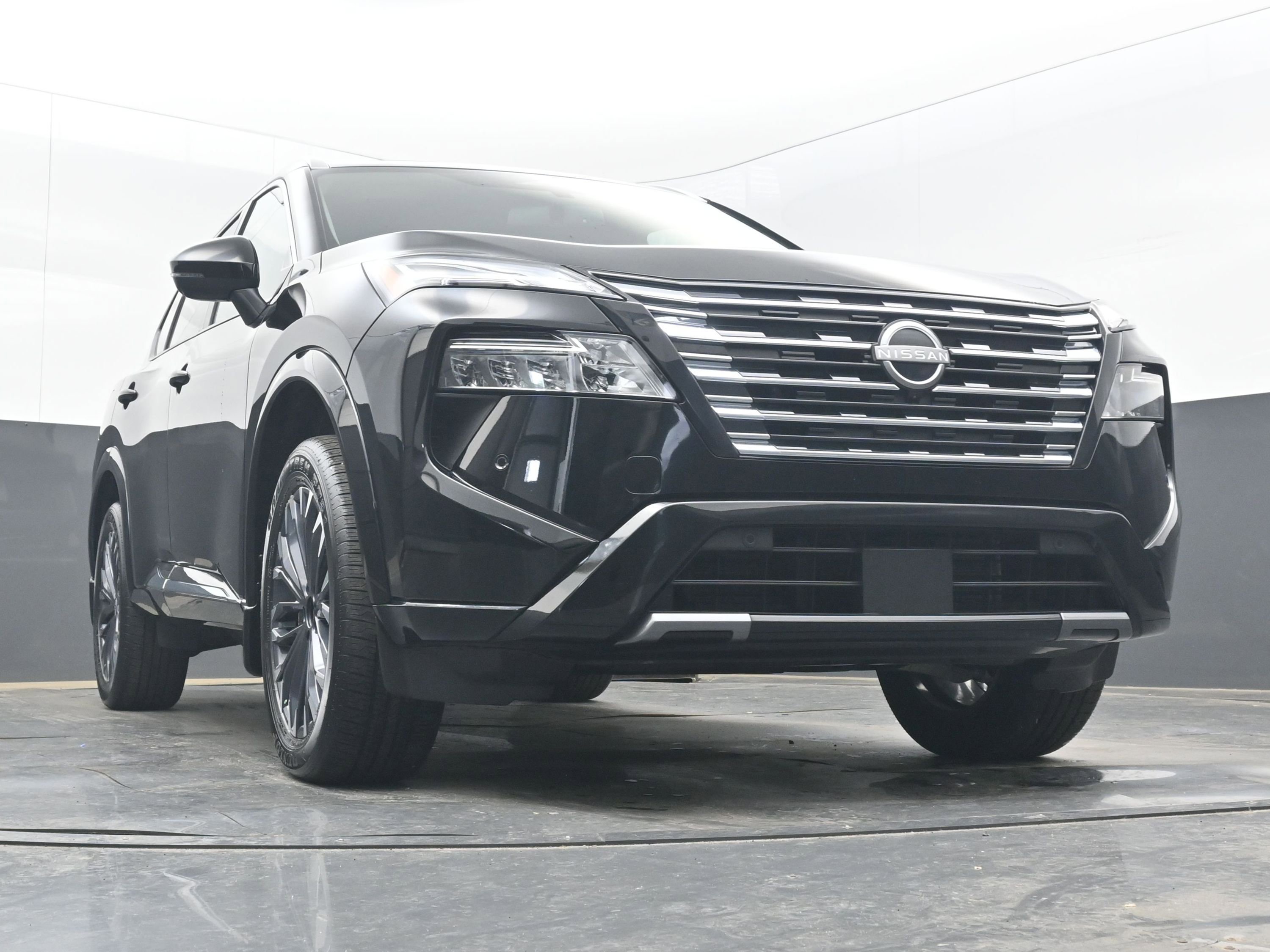 Certified 2025 Nissan Rogue Platinum w/ Tech Package image 23