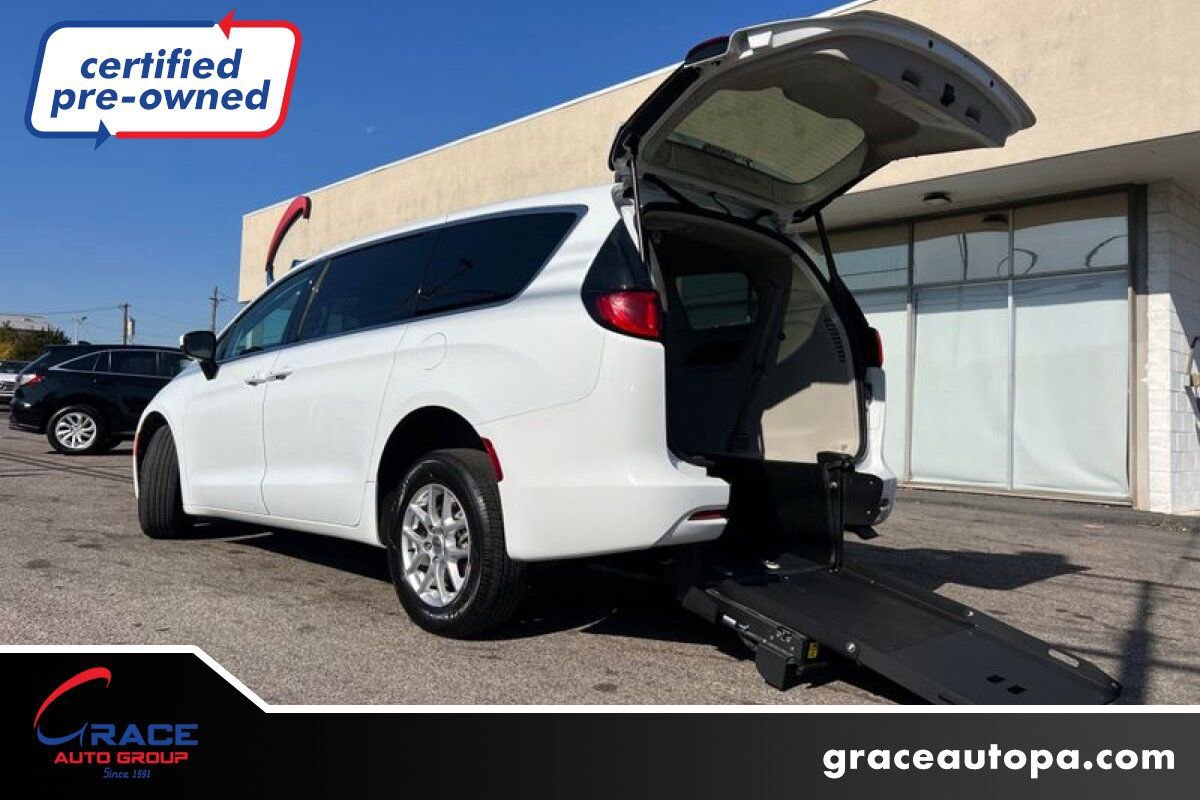 Used 2022 Chrysler Voyager LX image 1