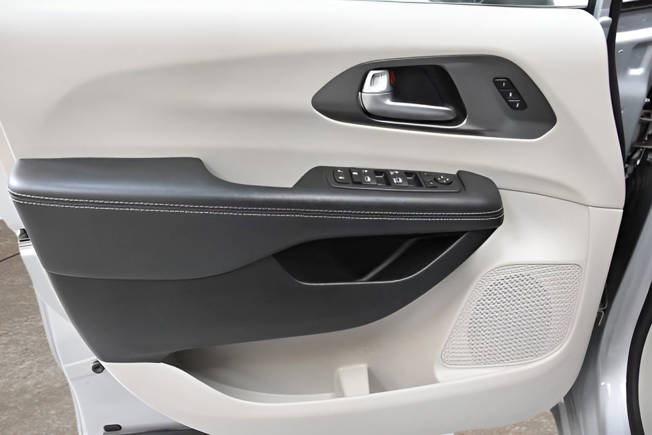 Used 2023 Chrysler Pacifica Touring-L image 9