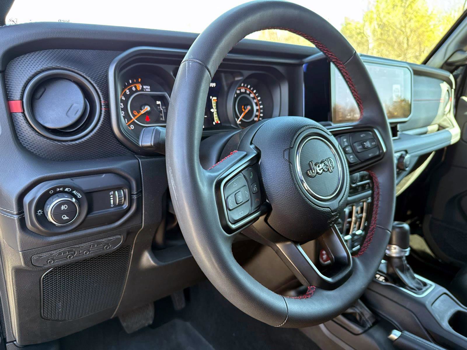 Used 2024 Jeep Gladiator Rubicon AWD/4WD image 9