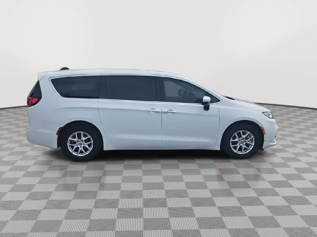 Used 2023 Chrysler Pacifica Touring-L image 9