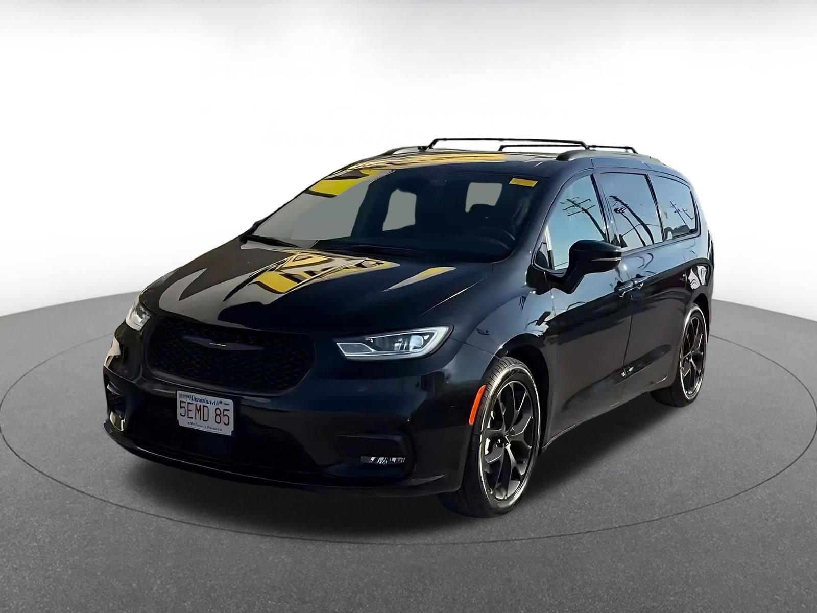 Used 2025 Chrysler Pacifica Limited image 4