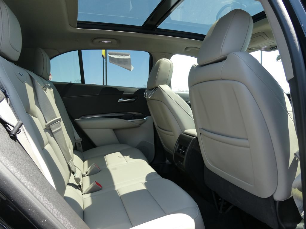 Used 2019 Cadillac XT4 Luxury w/ Cold Weather Package FWD image 16