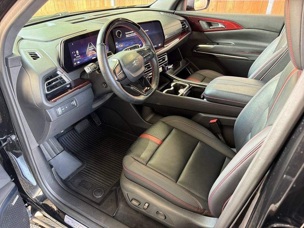 Used 2024 Chevrolet Traverse RS FWD image 2