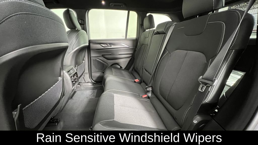 New 2025 Jeep Grand Cherokee Laredo image 17