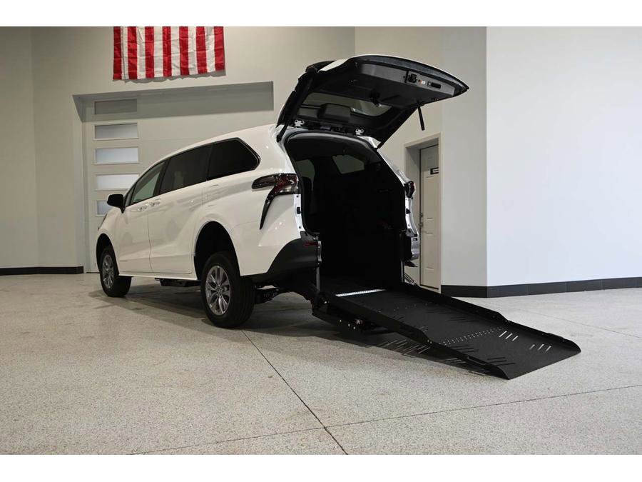 New 2026 Toyota Sienna LE FWD image 2