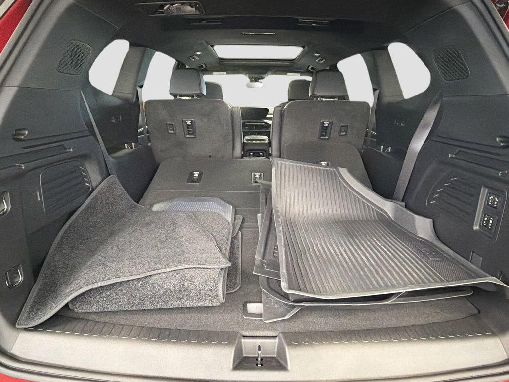Used 2025 Buick Enclave Avenir FWD image 30