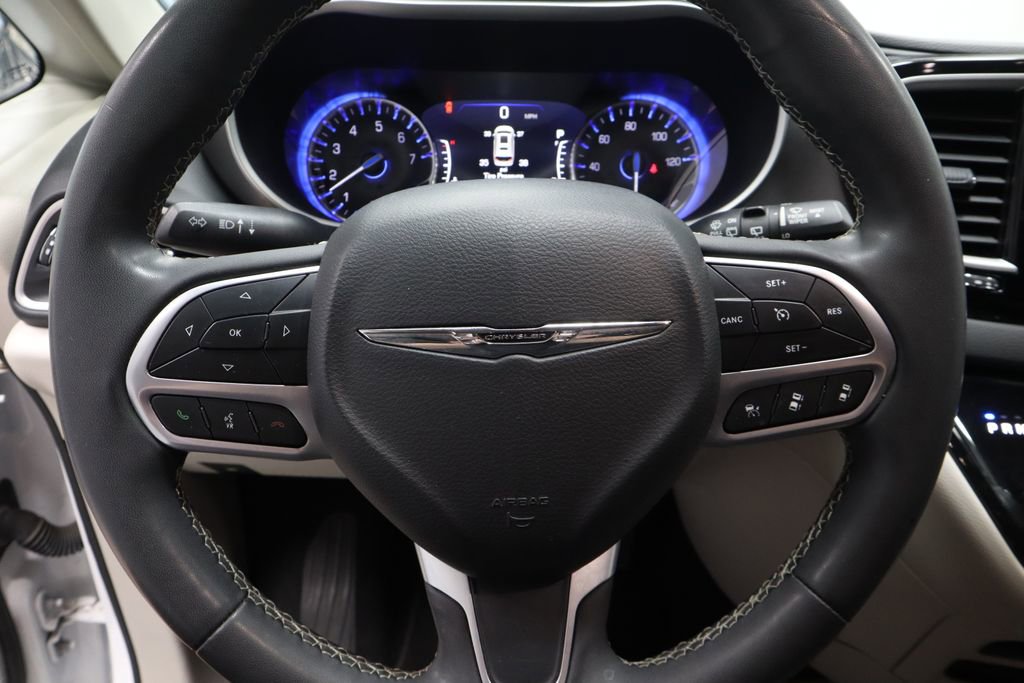 Used 2022 Chrysler Pacifica Touring-L image 30