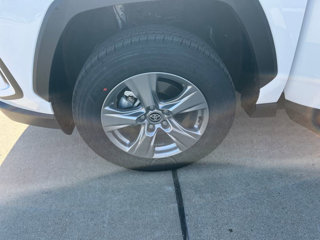 New 2025 Toyota RAV4 XLE image 27