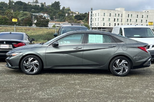 Used 2025 Hyundai Elantra Limited FWD image 9