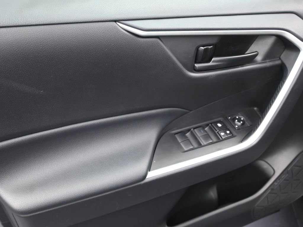 Used 2021 Toyota RAV4 LE image 10