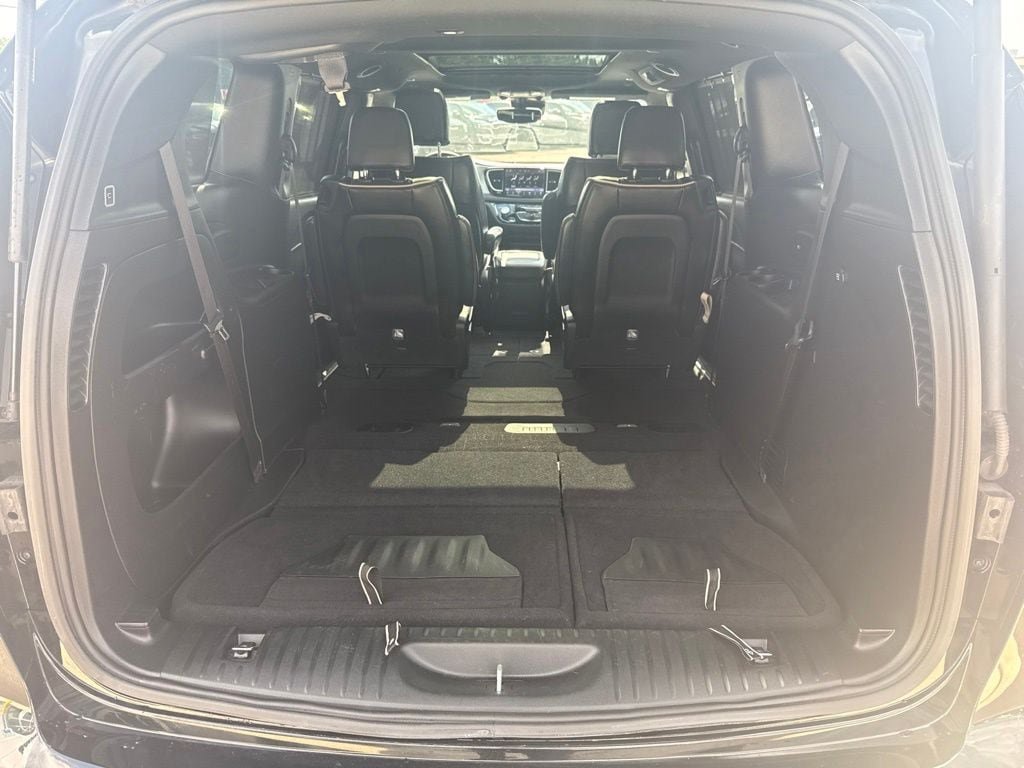 Used 2025 Chrysler Pacifica Limited FWD image 20