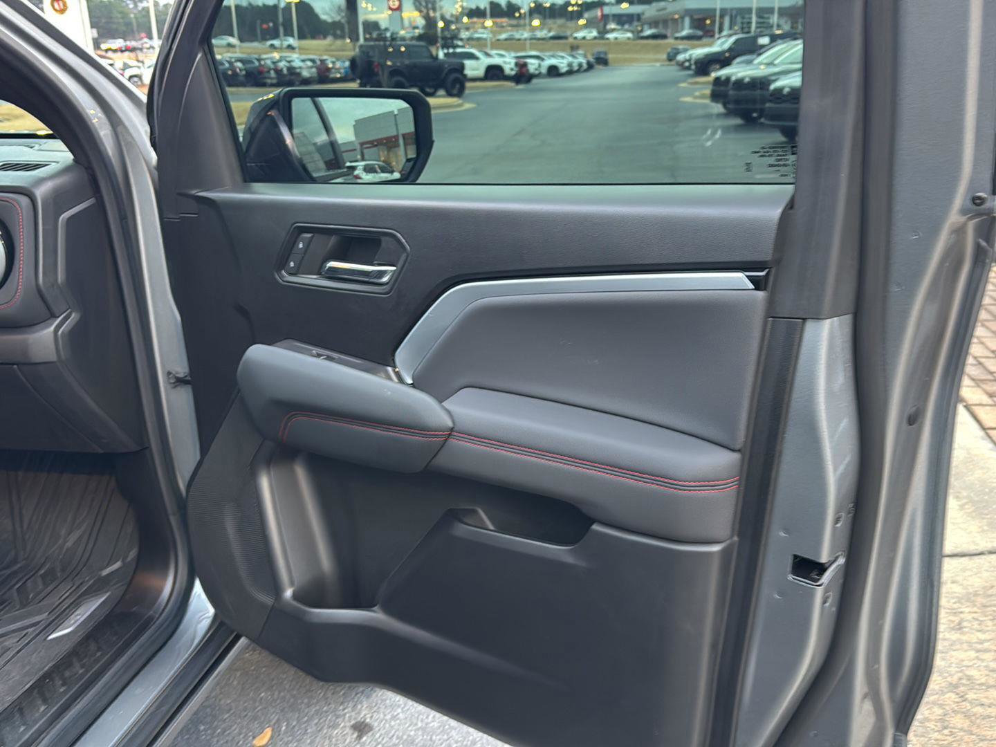 Used 2023 Chevrolet Colorado Z71 w/ Z71 Convenience Package 2 image 12