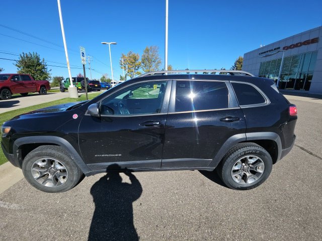 Used 2019 Jeep Cherokee Trailhawk w/ Cold Weather Group AWD/4WD image 2