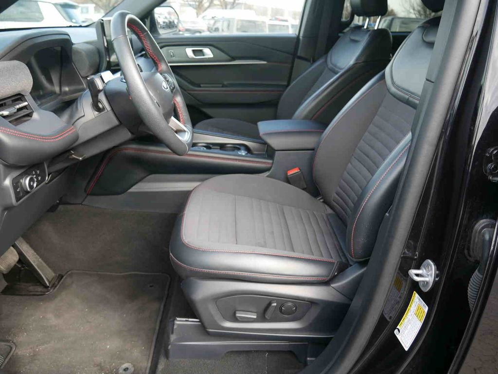 Used 2025 Ford Explorer ST-Line image 26