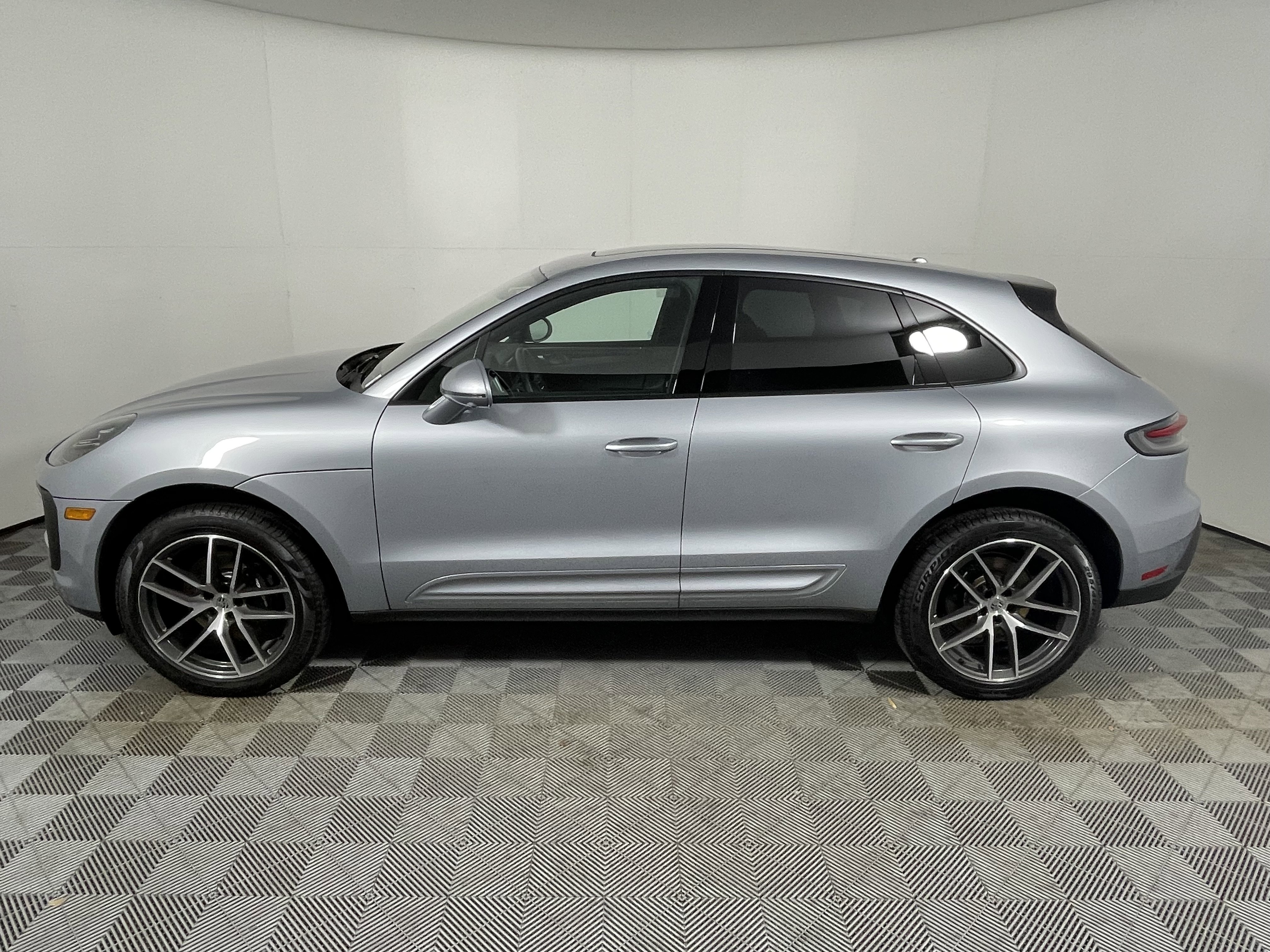 Used 2025 Porsche Macan image 2