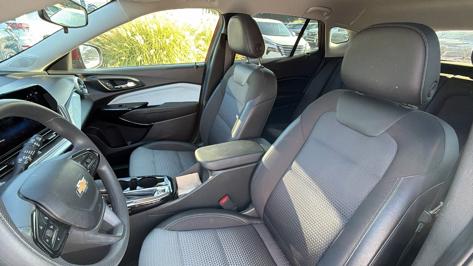 Used 2025 Chevrolet Trax LT FWD image 17