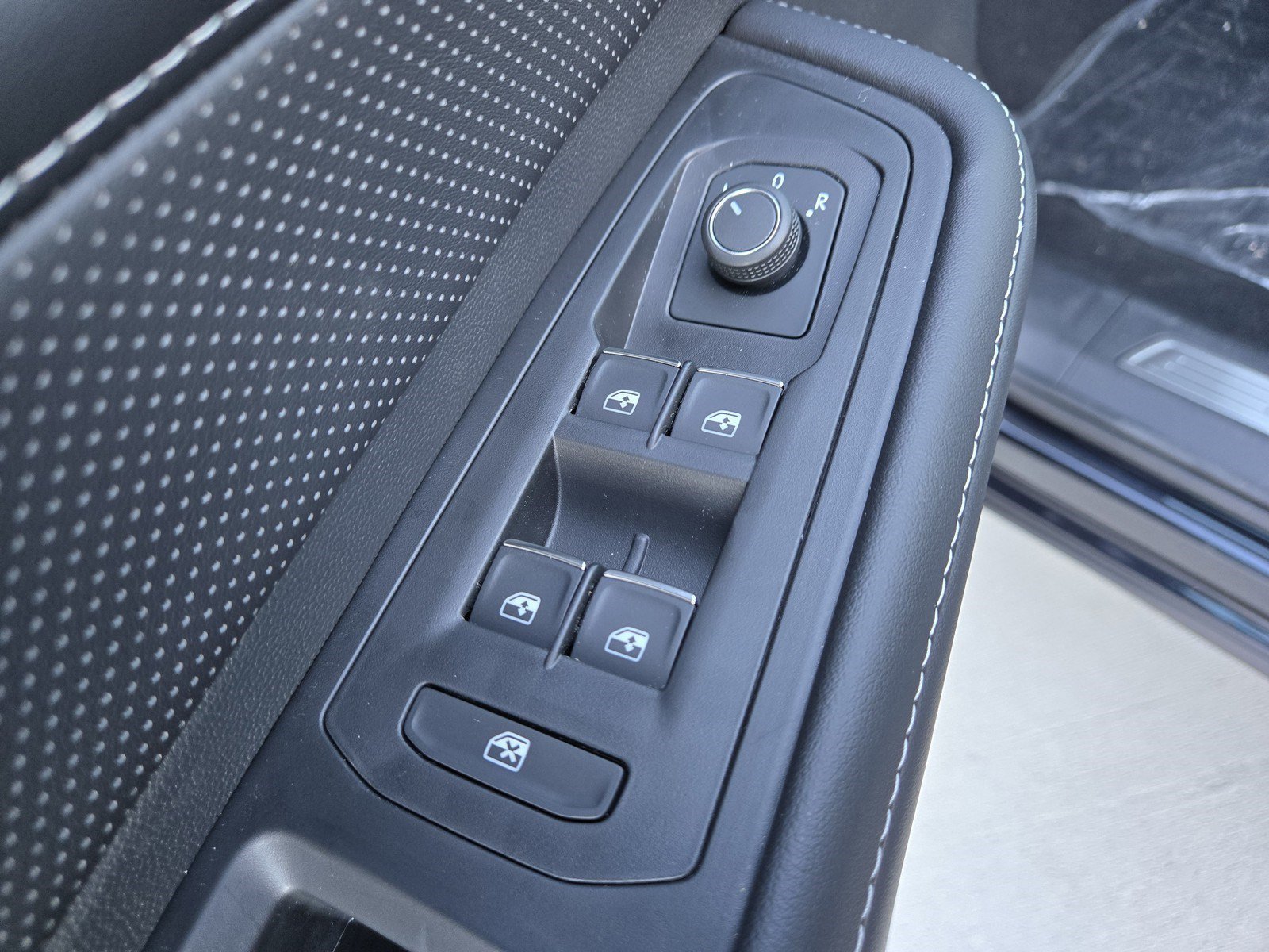 Used 2025 Volkswagen Atlas SEL AWD/4WD image 23