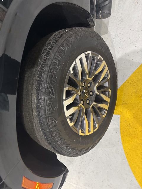 Used 2025 Chevrolet Suburban Z71 image 41