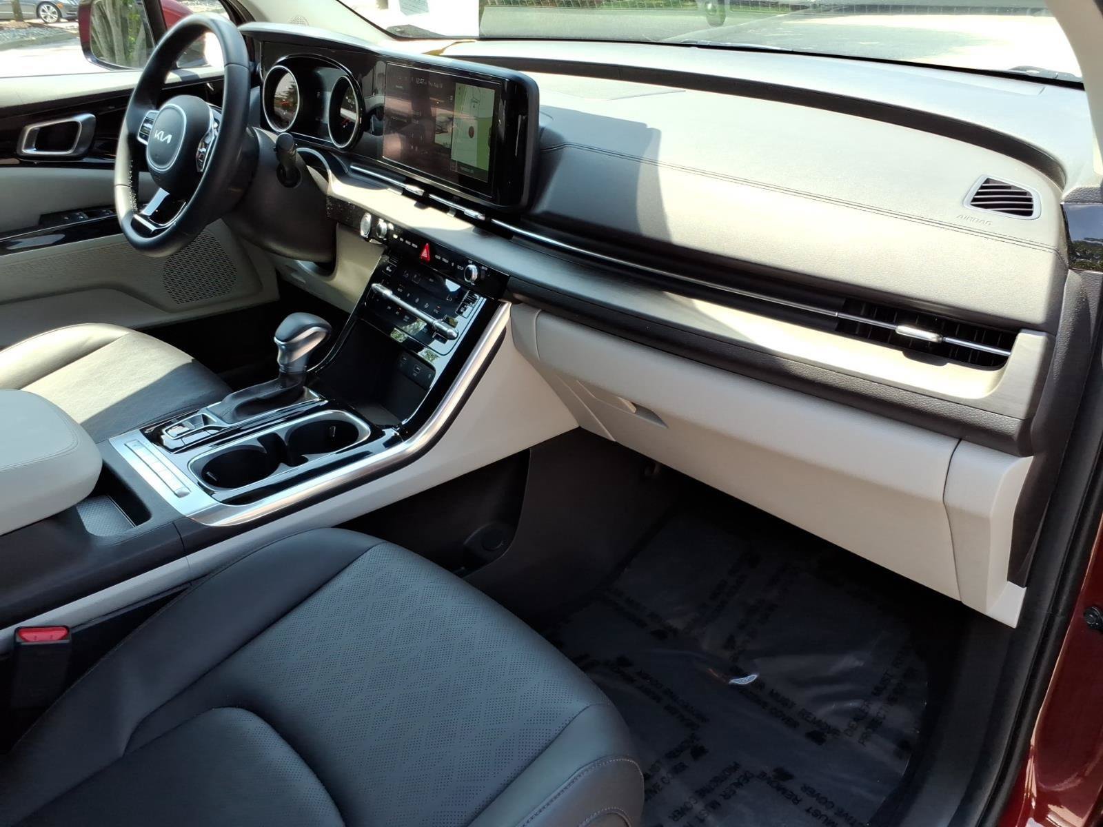 Used 2024 Kia Carnival EX FWD image 23