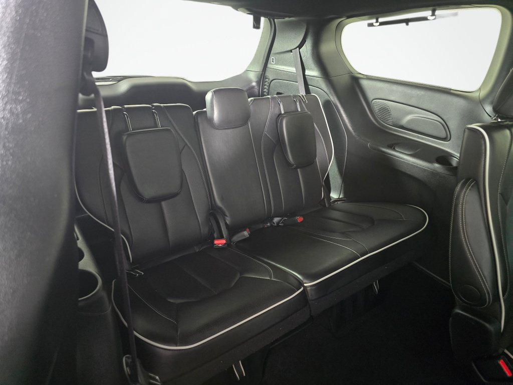 Used 2025 Chrysler Pacifica Limited FWD image 35