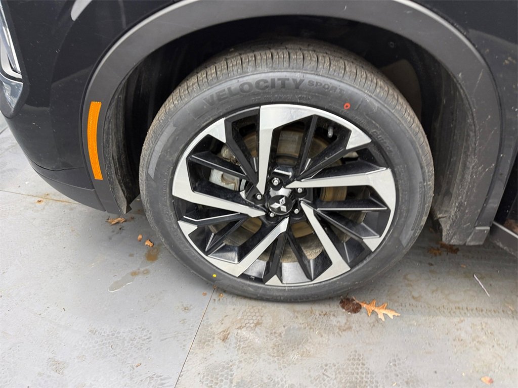 Used 2025 Mitsubishi Outlander SE image 38