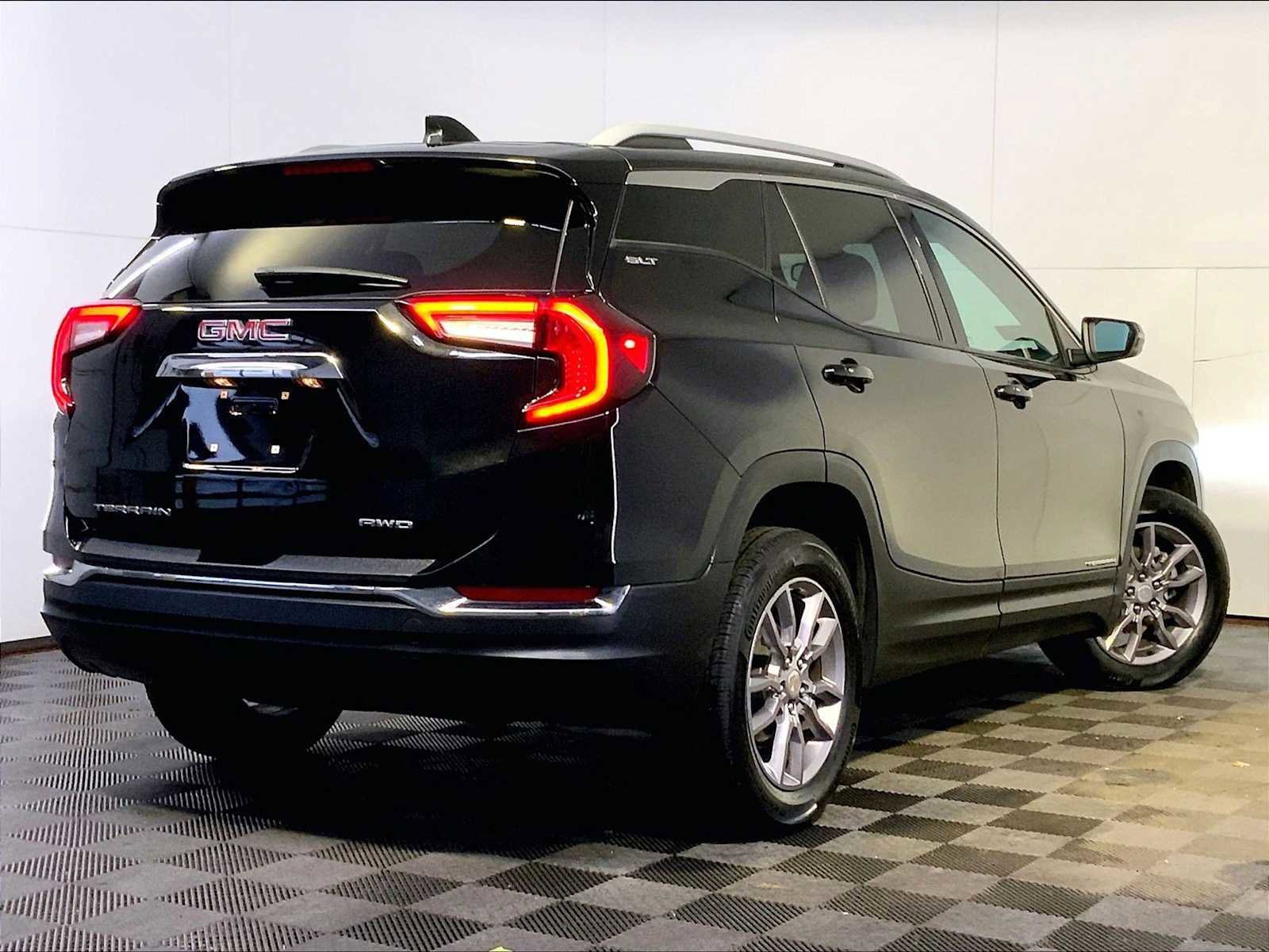 Used 2023 GMC Terrain SLT image 7