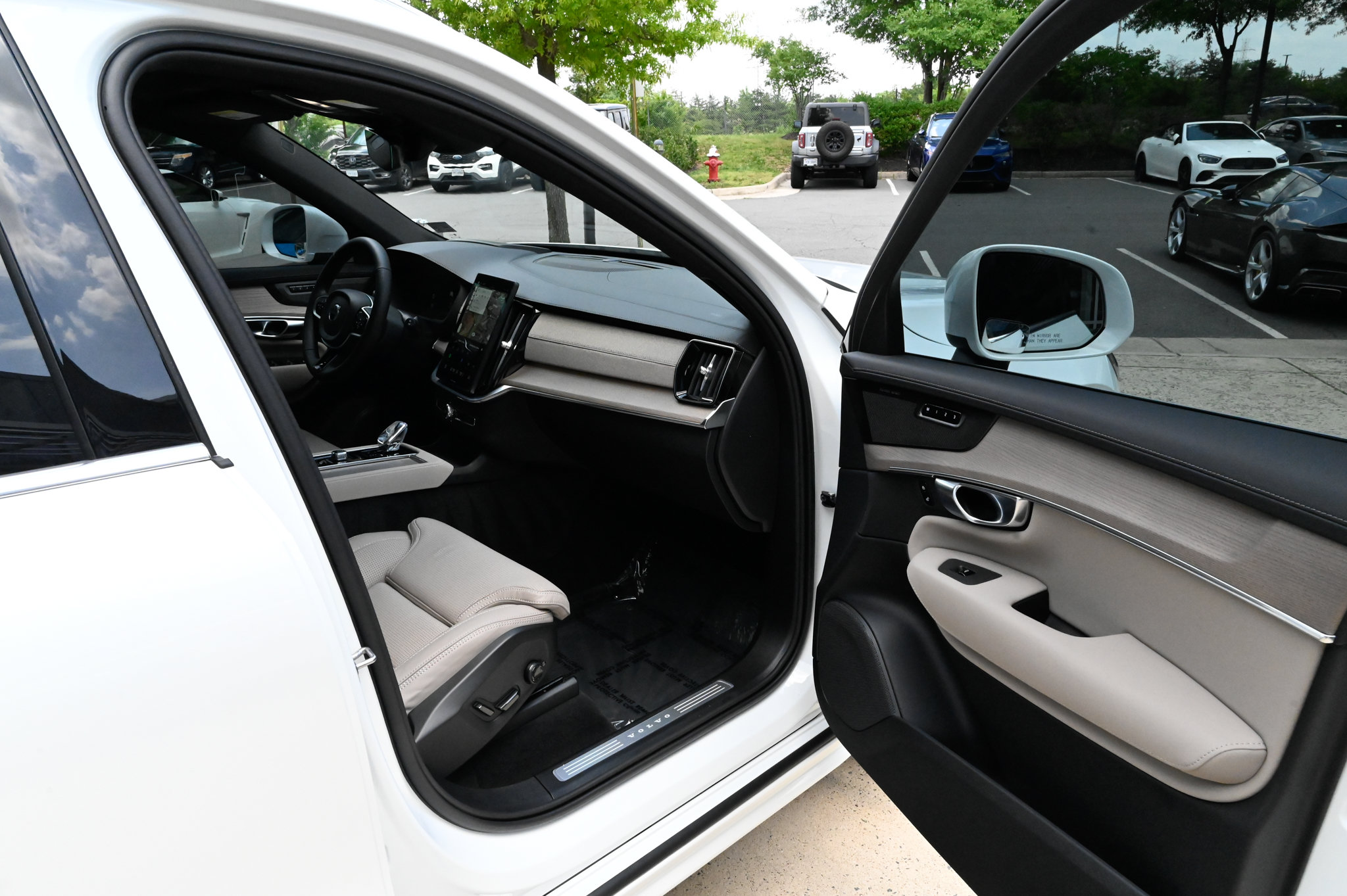 Used 2025 Volvo XC90 T8 Ultra w/ Protection Package Premier AWD/4WD image 55