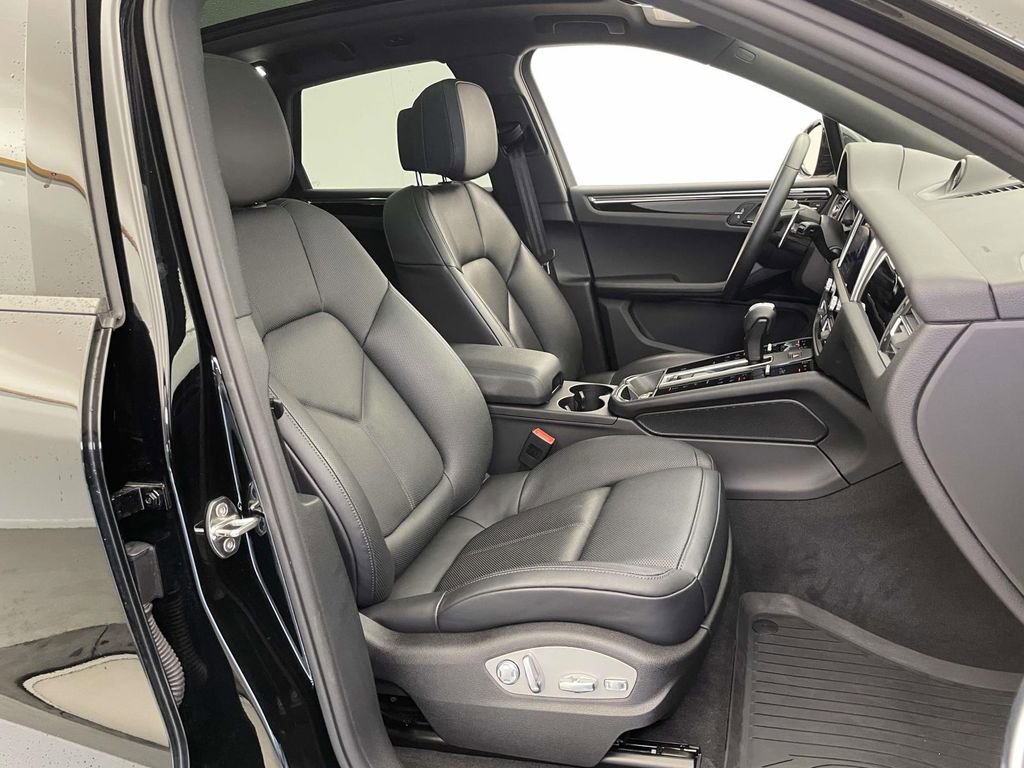 Certified 2025 Porsche Macan AWD/4WD image 23
