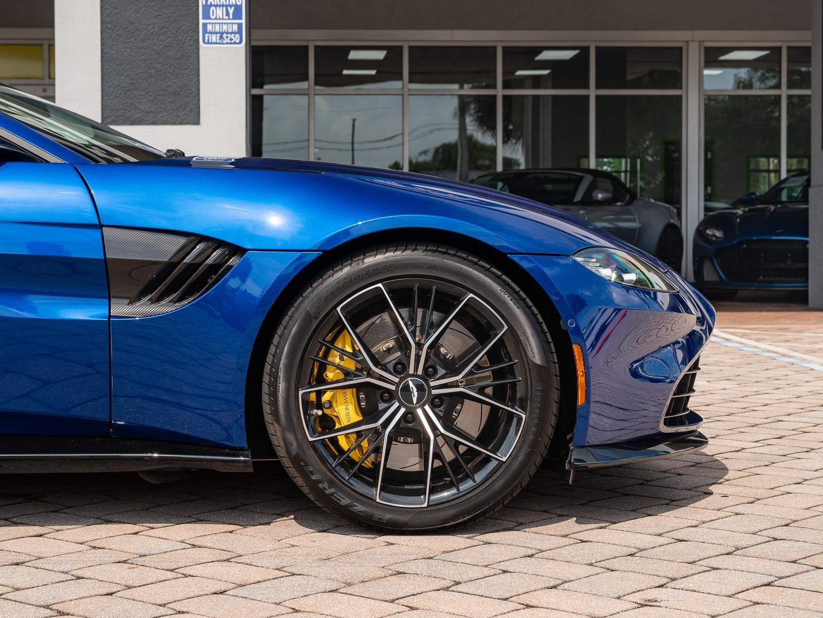 Used 2021 Aston Martin V8 Vantage Roadster image 51