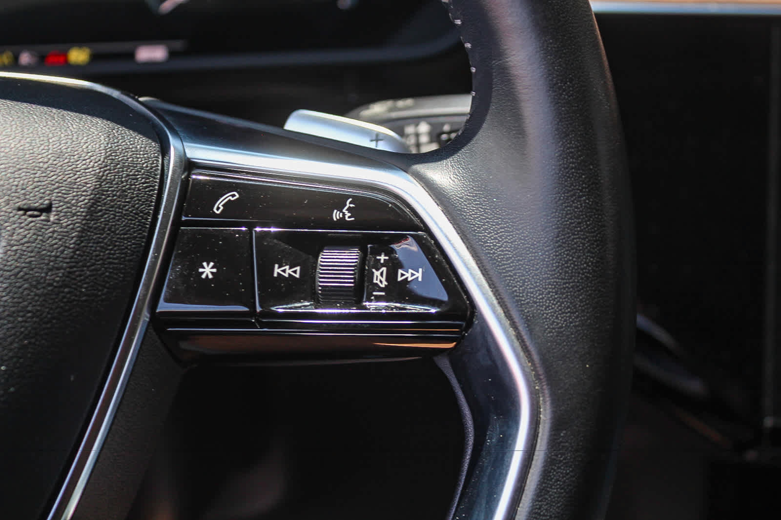 Used 2019 Audi e-tron Prestige w/ Prestige Package AWD/4WD image 23