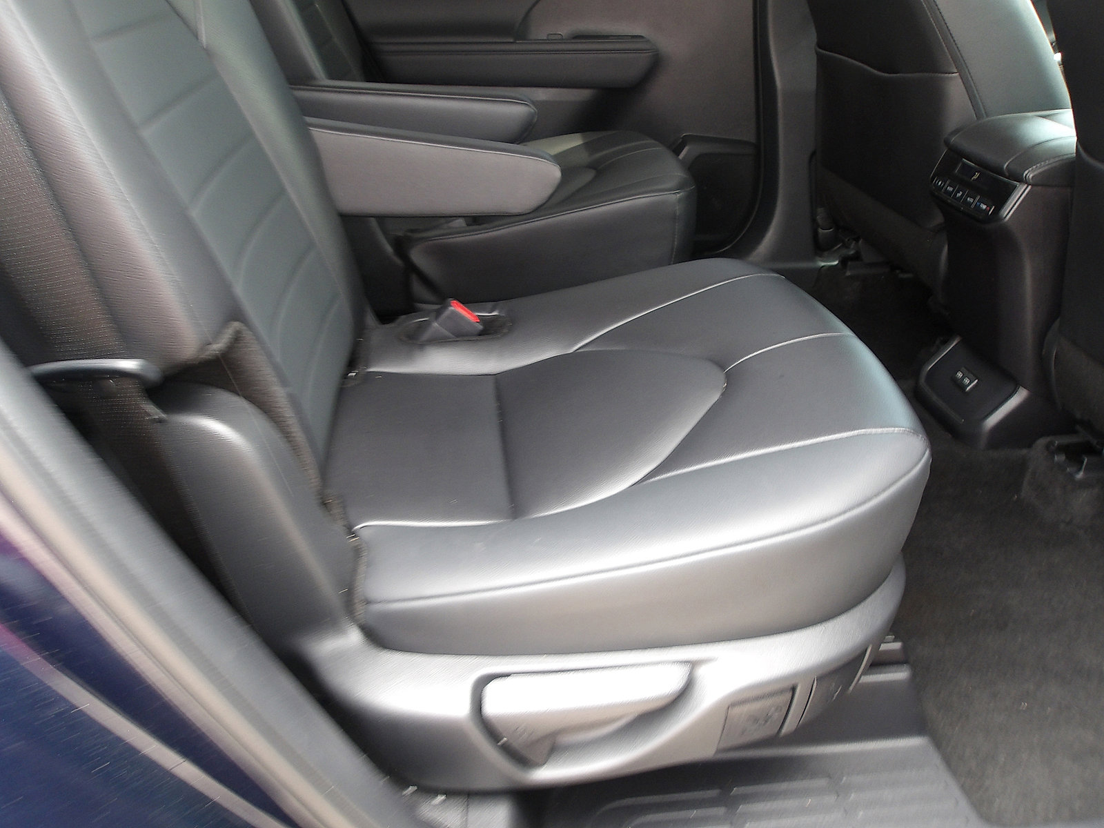 Used 2024 Toyota Highlander AWD image 12