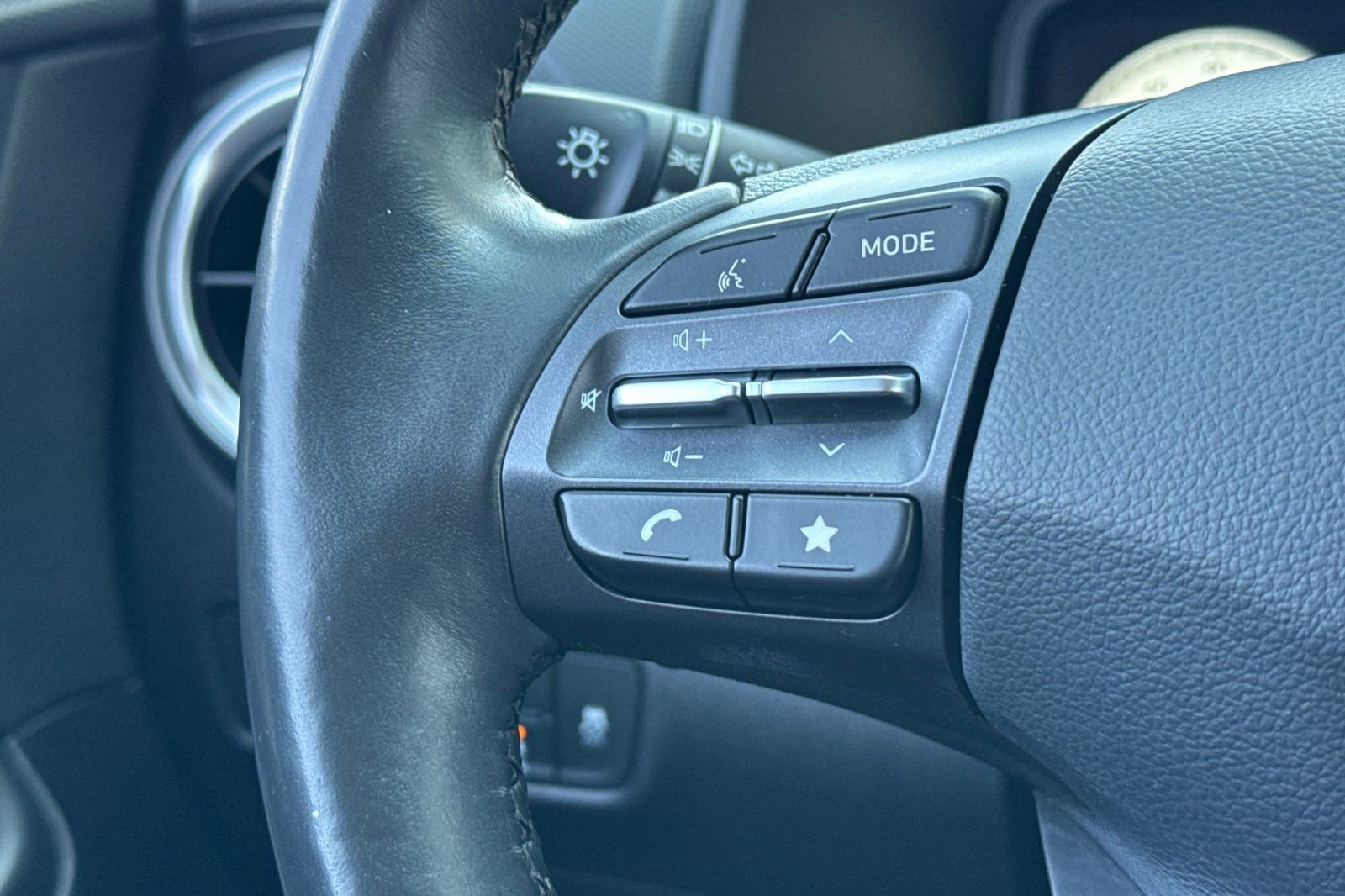 Used 2022 Hyundai Kona Limited image 32