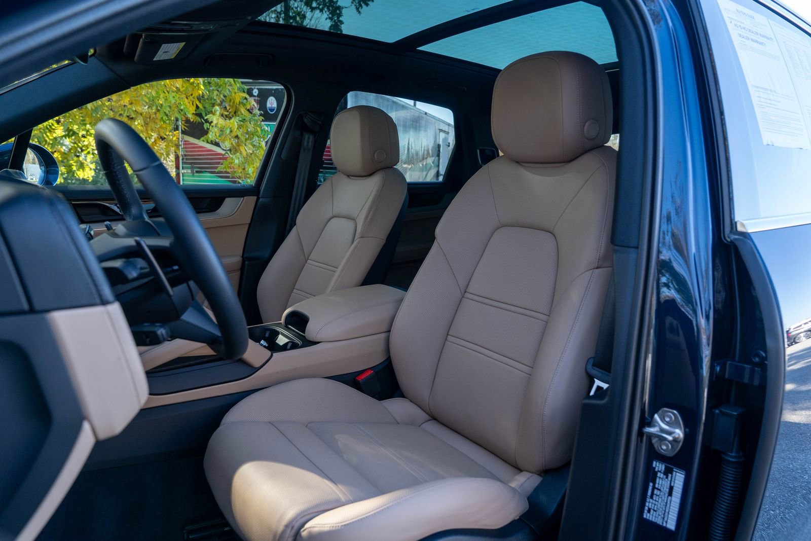 Used 2025 Porsche Cayenne image 5