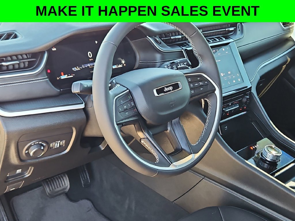 Used 2025 Jeep Grand Cherokee Laredo X RWD image 10