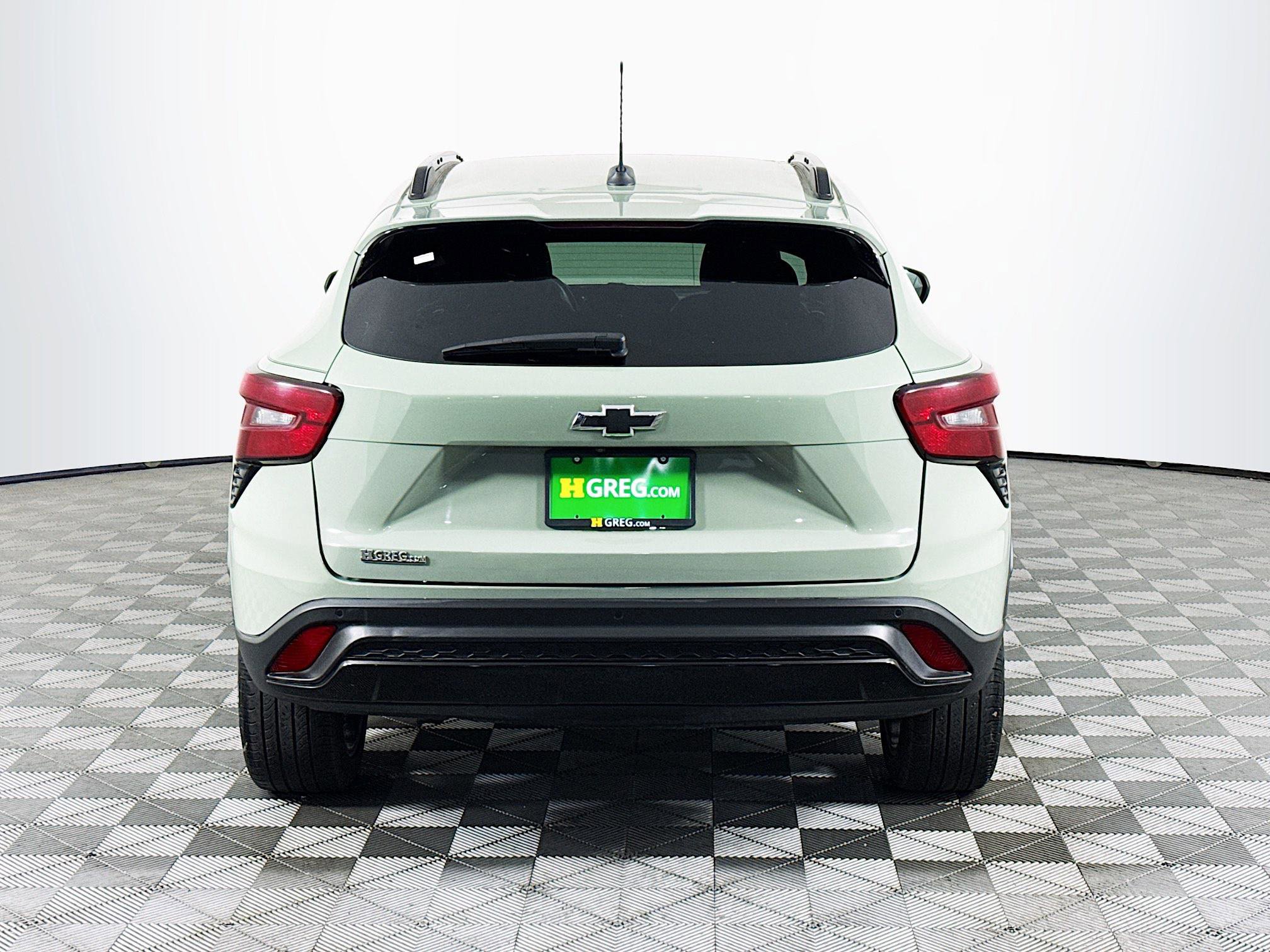 Used 2024 Chevrolet Trax RS w/ Sunroof Package FWD image 8