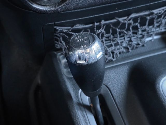 Used 2016 Jeep Wrangler Unlimited Sahara w/ Connectivity Group image 27